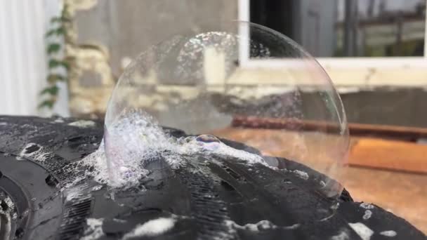 Burbuja de jabón estalla lentamente — Vídeo de stock