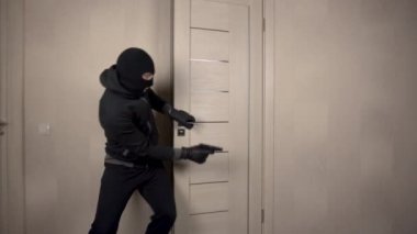 Soyguncu kovalamacadan kaçıyor. Maskeli bir haydut kapıya doğru koştu ve onu tuttu. Bir adam kovalamacadan kaçar..