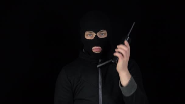 Misdadiger spreekt aan de telefoon — Stockvideo