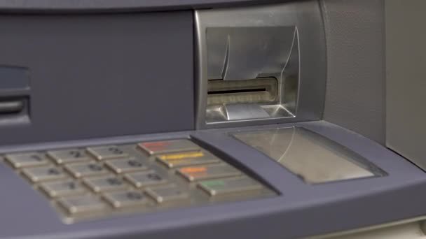 Primo piano del bancomat. Bancomat per prelievo e deposito in contanti. Lo slot di ingresso della carta lampeggia . — Video Stock
