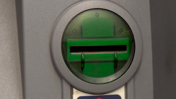 Primo piano del bancomat. Lo slot per l'ingresso della carta lampeggia di verde. Bancomat per prelievo e deposito in contanti . — Video Stock