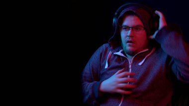 Genç bir adam bilgisayarın başına oturur ve korkar. Kapüşonlu adam monitöre baktı ve aniden korktu. Monitörün arkasından görüntüle