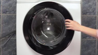 Çamaşır makinesine çamaşır yüklüyorum.