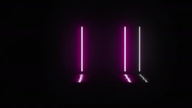 Neon dikey lambalar dönüşümlü olarak karanlıkta yanıp söner. Lambalar mor ışıkla parlıyor. Lambalardan yansıyan su birikintilerinde. Siyah arka plan. Hareket grafikleri.