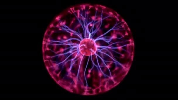 La boule de plasma émet un petit éclair. Expériences avec l'électricité dans l'obscurité . — Video