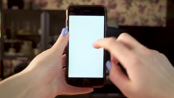 De vrouw gebruikt de telefoon. Hand maakt een vingerklik op de smartphone met een groen scherm. Template. — Stockvideo