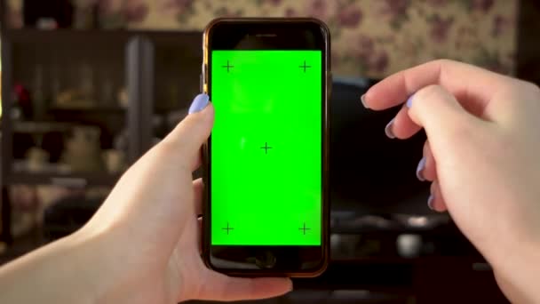 De vrouw gebruikt de telefoon. Hand maakt swipe rechts op smartphone met groen scherm. Chromatoetsen. — Stockvideo