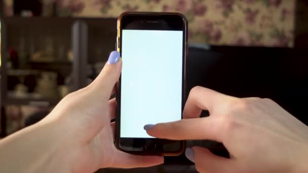 La femme utilise le téléphone. Main fait glisser vers le haut sur smartphone avec écran blanc. Modèle de modèle . — Video