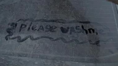 Genç bir kadın makinedeki yazıyı 