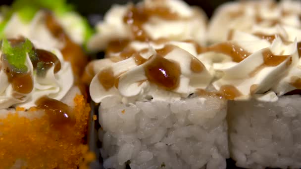 用中国筷子特写把卷起来.寿司卷。日本传统食品. — 图库视频影像
