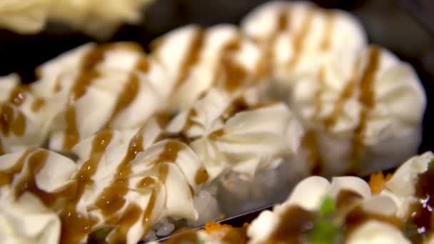 Набір суші та роликів. Камера рухається. Суші і рулони. Японська традиційна їжа. — стокове відео