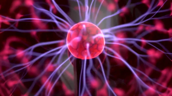 Plazma topu küçük yıldırımlar yayıyor. Elektrik yakın çekim deneyleri.