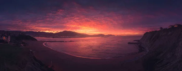 Panorama de Playa Arrigunaga en Getxo al atardecer — Foto de Stock