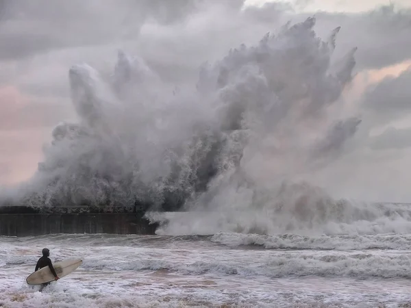 Surfer invoeren van water met grote golven — Stockfoto