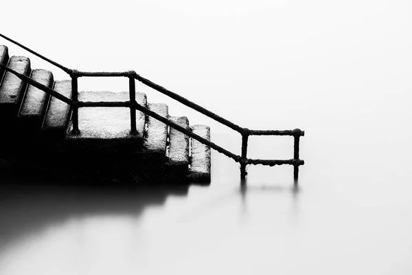 Treppe hinunter ins Meer — Stockfoto