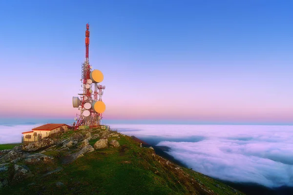 Телекоммуникационная башня на вершине горы Оиз — стоковое фото