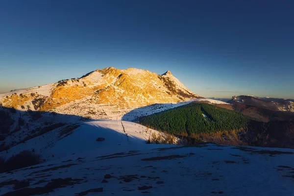 Snowy Anboto from Urkiolamendi at winter — Stock Photo, Image