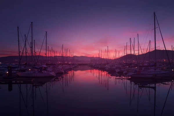 Marina z jachtów i łodzi piękny zachód słońca — Zdjęcie stockowe