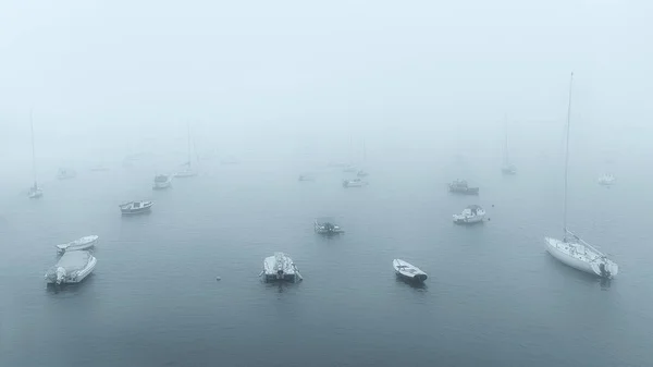 Bateaux dans le port au matin brumeux — Photo