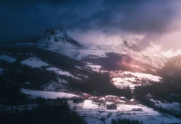 Itxina berg i Gorbea med Zaloa och Urigoiti byar på wi — Stockfoto