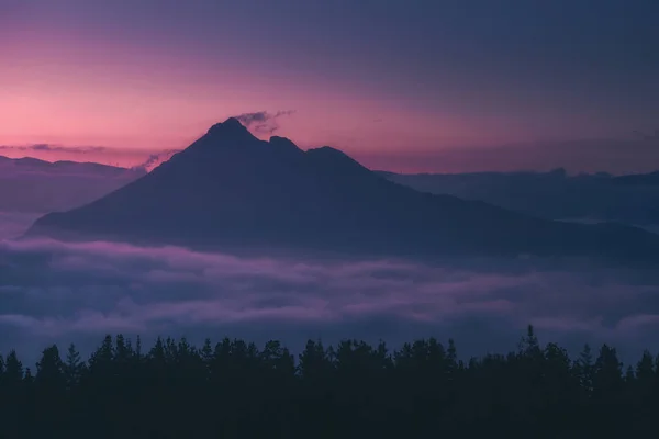 Morgondimma i dalen med Udalaitz berg — Stockfoto