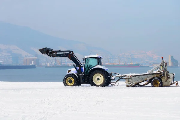Mașină tractor de curățare zăpadă — Fotografie, imagine de stoc