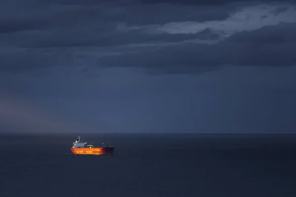 समुद्र पर कार्गो जहाज — स्टॉक फ़ोटो, इमेज