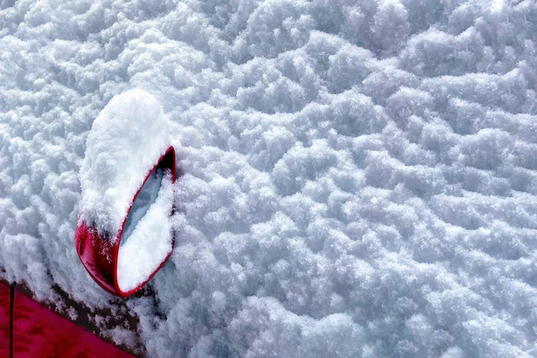 Auto im Schneesturm im Winter mit Schnee bedeckt — Stockfoto