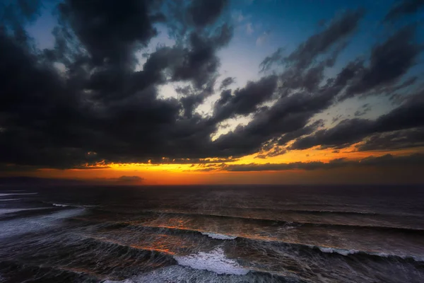 Tramonto in mare con mare mosso — Foto Stock