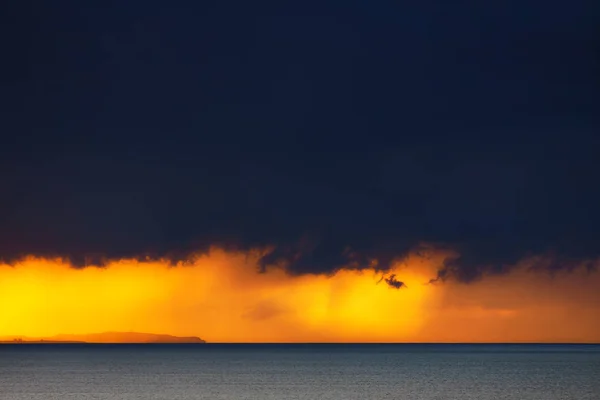 Tramonto tempestoso sul mare — Foto Stock