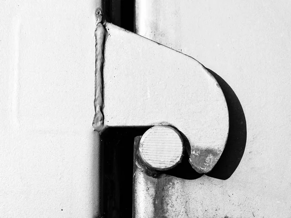 Staré dveře zamčené s unašečem — Stock fotografie