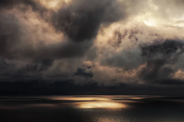 Zon balken aan de zee — Stockfoto