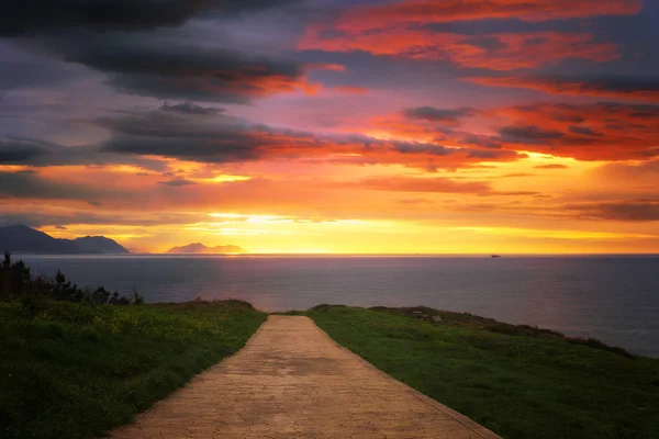 Ścieżki w pobliżu morza na zachód słońca — Zdjęcie stockowe