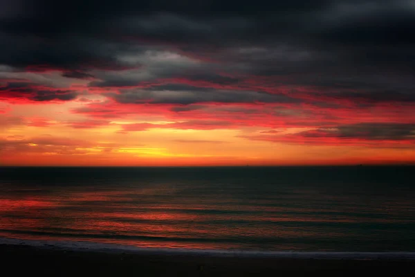 Pôr-do-sol escuro no mar — Fotografia de Stock