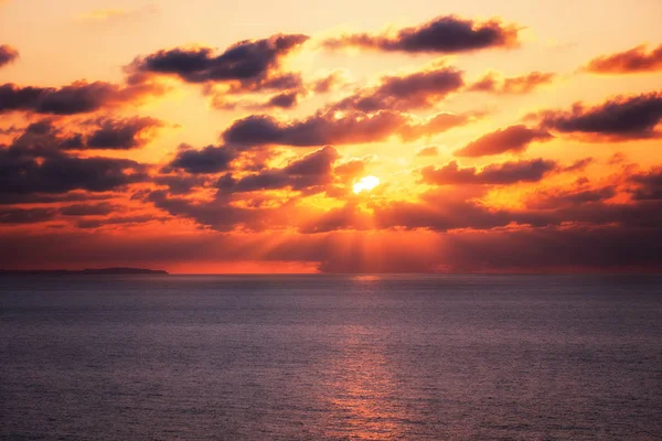 Sonnenuntergang über dem Meer mit Sonnenstrahlen — Stockfoto
