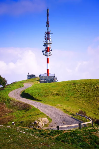 Torre de telecomunicaciones en la cima de la montaña —  Fotos de Stock