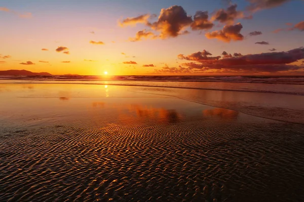 Ηλιοβασίλεμα στην ακτή παραλία — Φωτογραφία Αρχείου