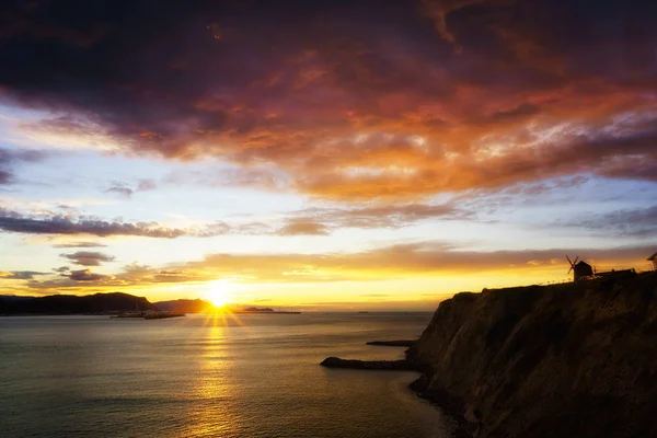 Aixerrota młyn z dramatyczne Niebo Zachód słońca — Zdjęcie stockowe