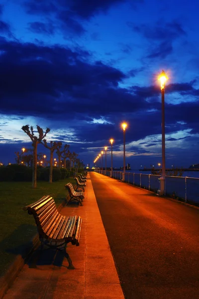 Bänke und Laternenmasten in einem Park in der Nacht — Stockfoto