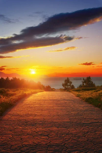 Pad in de buurt van de zee bij zonsondergang — Stockfoto