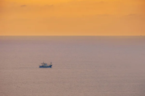 Seestück Mit Fischerboot Bei Sonnenuntergang — Stockfoto