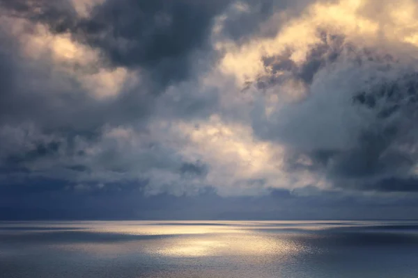 Raggi Sole Dorati Sul Mare — Foto Stock