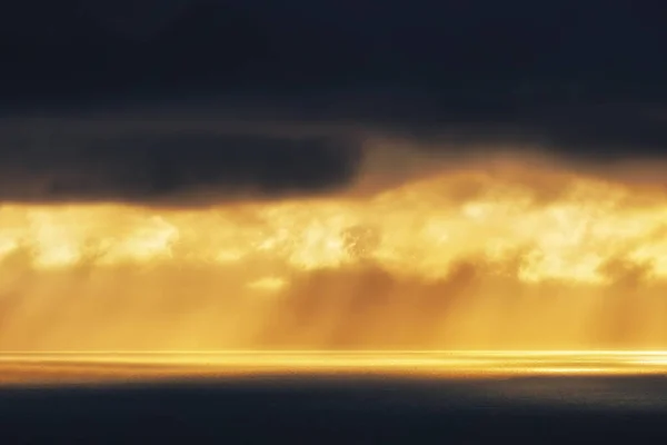Rayons de soleil dorés sur la mer au coucher du soleil — Photo