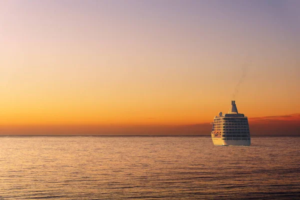 Croisière sur la mer au coucher du soleil — Photo