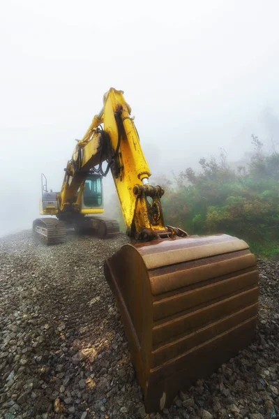 Excavator on foggy day — Stock Photo, Image