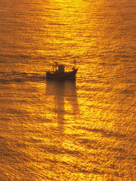 Navire de pêche au coucher du soleil — Photo