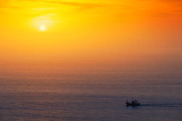 Fiske fartyg vid solnedgången — Stockfoto