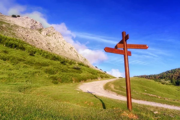 Wegweiser im Berg — Stockfoto