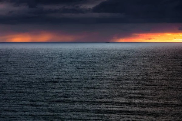 Paisagem marinha com nuvens tempestuosas ao pôr-do-sol — Fotografia de Stock