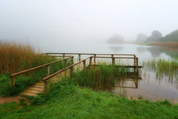 호수에 나무 판자 — 스톡 사진